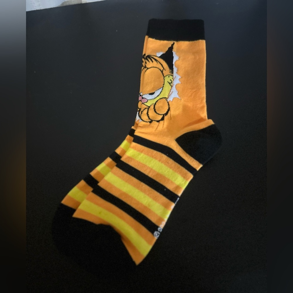 Garfield Themed Gift Set with cup and straw, key chain, Socks and Eye Mask - Picture 6 of 12
